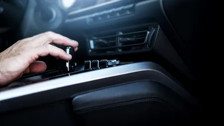 Ce riscă șoferii care ascultă muzică la un volum ridicat în mașină, după modificarea recentă a Codului Rutier