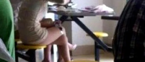 FOTO: Ce face o tânără pe sub bancă, în timpul orelor de curs. Imaginile i-au adus oferte de muncă