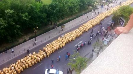 Câteva sute de preoți au participat la o procesiune cu osemintele lui Constantin Brâncoveanu. FOTO
