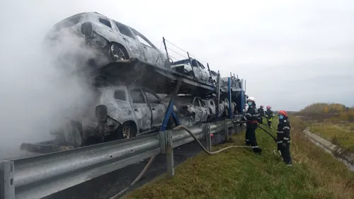 Un TIR încărcat cu opt autoturisme Dacia Duster a luat foc, pe A1 (VIDEO)