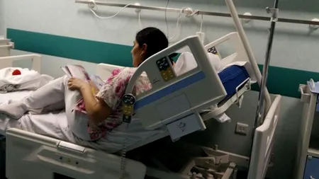 Imaginea emoționantă care s-a viralizat pe Facebook. Un exemplu pentru asistentele medicale din România. O tânără îi spune o poveste unei fetițe a cărei mamă nu știe să citească: „Probabil nu e obișnuită cu atâta blândețe și generozitate