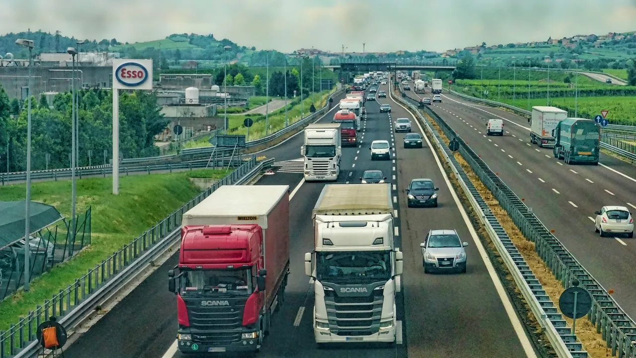 Psiholog: Firmele îi obligă de multe ori pe șoferii de TIR să exagereze. Mulți conduc obosiți