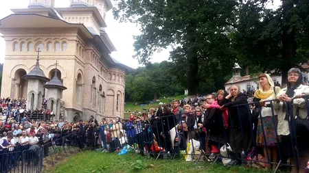 Peste 150 de pelerini la Nicula, îngrjiți de medici din cauza unor lipotimii, înțepături de insecte