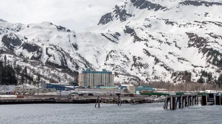 Unic! Cum arată orașul din Alaska în care toți locuitorii stau într-un bloc de 14 etaje. Ce găzduiește structura