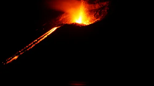 SPECTACULOS. Vulcanul Anak Krakatau a erupt! Lava, aruncată la 500 de metri în aer! Imaginile VIDEO te lasă fără răsuflare