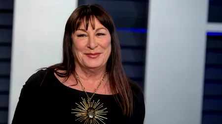 Anjelica Huston i se alătură Anei de Armas în „Ballerina”, spinoff-ul „John Wick”