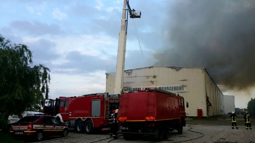 Incendiu la un depozit din Ilfov. Flăcările ard de peste 12 ore 