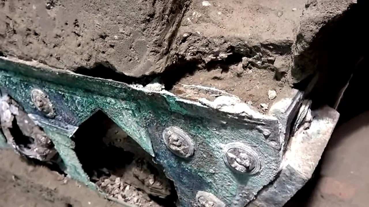 VIDEO. Arheologii au descoperit o trăsură antică în apropiere de Pompeii / Carul de paradă, excelent conservat, este realizat din bronz, fier şi cositor