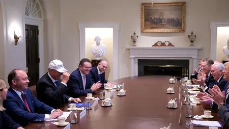 Iohannis a primit o șapcă de la Trump. Ce mesaj este inscripționat pe cadoul făcut de președintele SUA