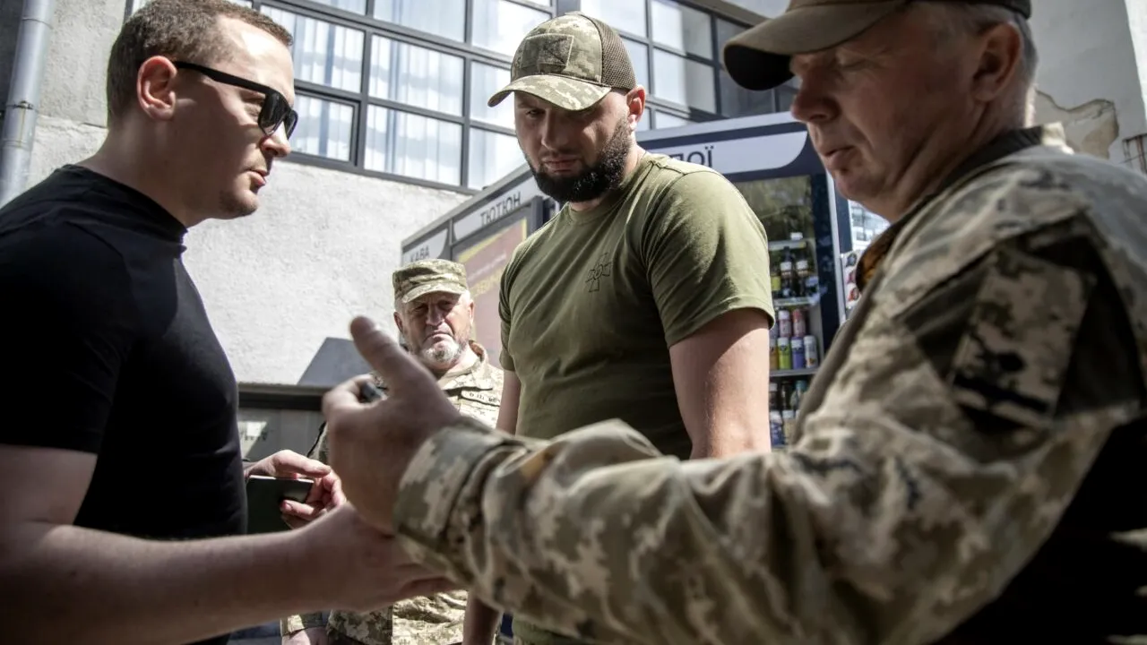 Ucraina: RAZII la concerte, în restaurante și mall-uri în căutarea celor care fug de înrolare