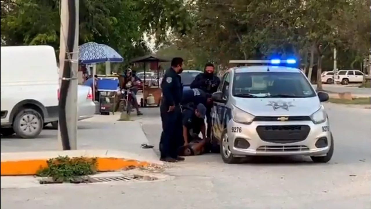 O polițistă din Mexic i-a rupt gâtul unei refugiate în timp ce o aresta. Femeia ar fi murit pe loc | VIDEO