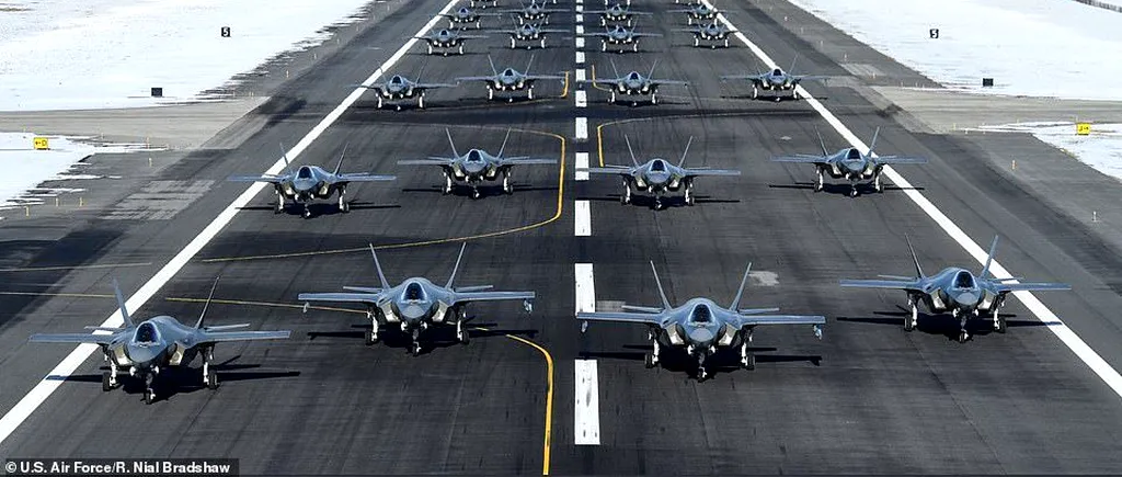 Demonstrație de forță a lui Trump. Zeci de avioane de luptă americane F-35A decolează în valuri la o bază militară - FOTO