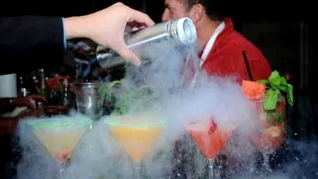 Petrecerea s-a terminat la spital. Cocktail-ul care a lăsat-o pe o britanică fără stomac