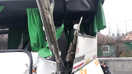 Două autocare cu 80 DE MUNCITORI la bord, implicate într-un ACCIDENT în județul Gorj