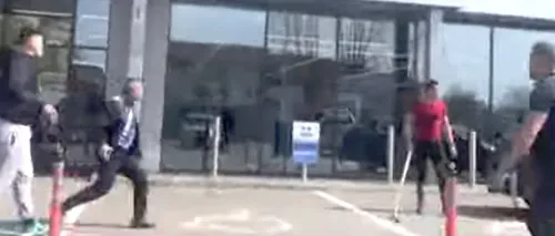 Scandal în Balș. BĂTAIE cu pistoale, săbii și lopeți în parcarea unui supermarket - VIDEO
