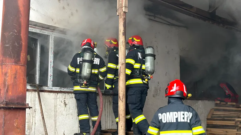 INCENDIU puternic la o fabrică din Prahova. Mobilizare de forțe masive pentru stingerea flăcărilor