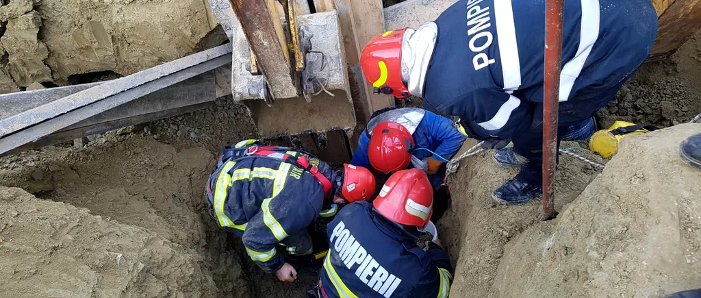 Doi muncitori au fost prinși sub un mal de pământ, în Vâlcea. Pompierii încearcă să-i salveze. Imagini dramatice de la fața locului