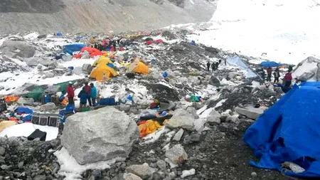 Cadavrele a 100 de alpiniști și săteni surprinși de o avalanșă, descoperite în Nepal