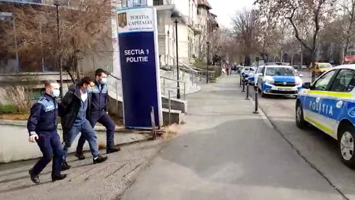 Polițiștii bucureșteni au reținut un bărbat care a sustras portofelul unei bătrâne de 87 de ani, în scara blocului în care locuia femeia (VIDEO)