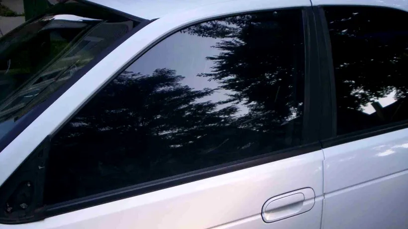 Ce au descoperit polițiștii în interiorul unei mașini cu geamuri fumurii