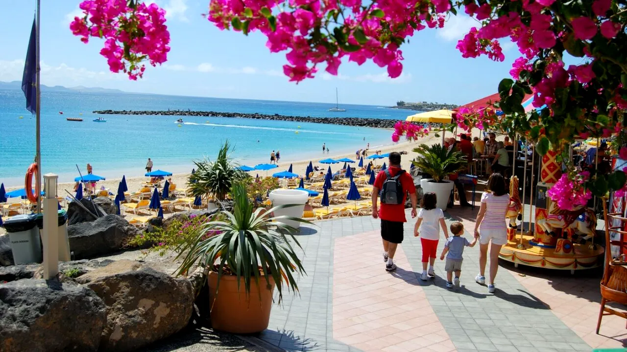 Destinația exotică de VACANȚĂ unde turiștii stau la coadă de la 8 dimineața pentru un șezlong: „Cine nu e matinal, rămâne fără loc”