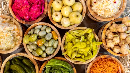 Un nutriționist dezvăluie care variantă ar fi mai sănătoasă: murături în sare sau murături în oțet?