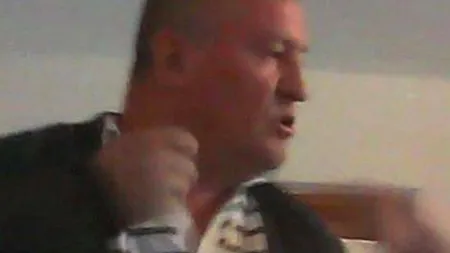 Primar PSD, filmat în timp ce înjura și scuipa o bătrână localnică. Edilul a fost data AFARĂ din partid