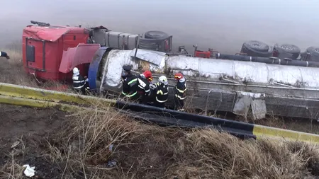 VIDEO & FOTO | Trafic blocat pe DN 6 – E 70 după ce o autocisternă, încărcată cu sodă caustică, s-a răsturnat