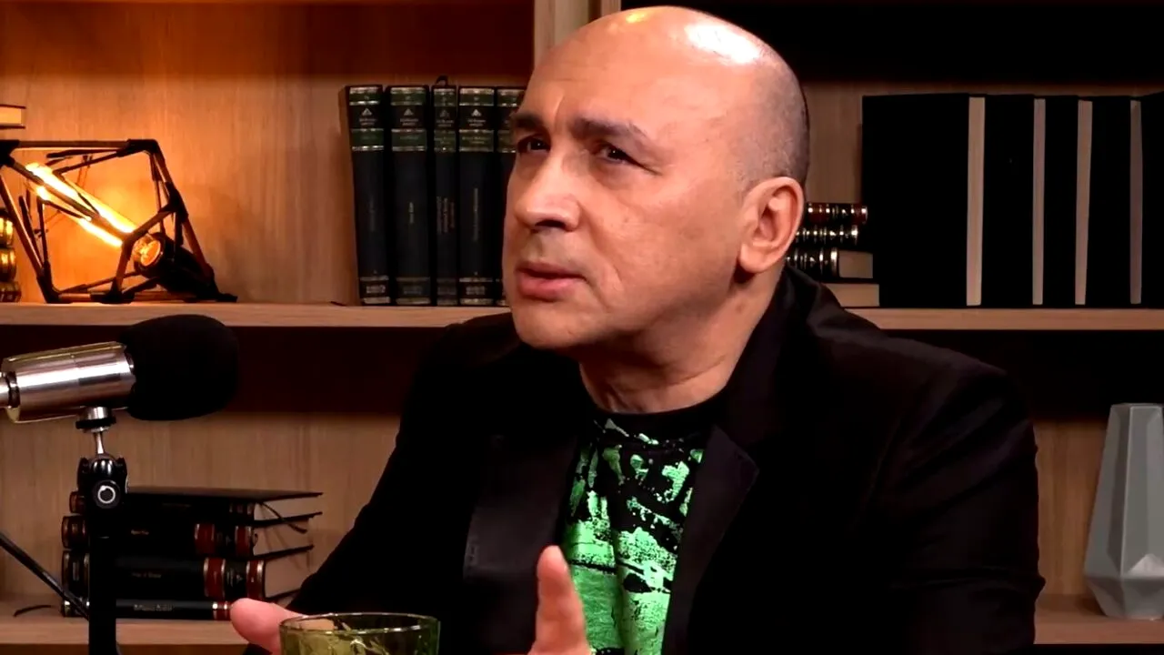 Marcel Pavel, în lacrimi la podcastul ALTCEVA. Prima lecție de viață pe care a primit-o: „Nu ai voie să-ți fie rușine cu părinții tăi”