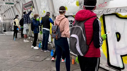 FOTO | Pasajul Basarab, plin de murdărie și graffiti, curățat de voluntari. A fost igienizată inclusiv stația STB de tramvai