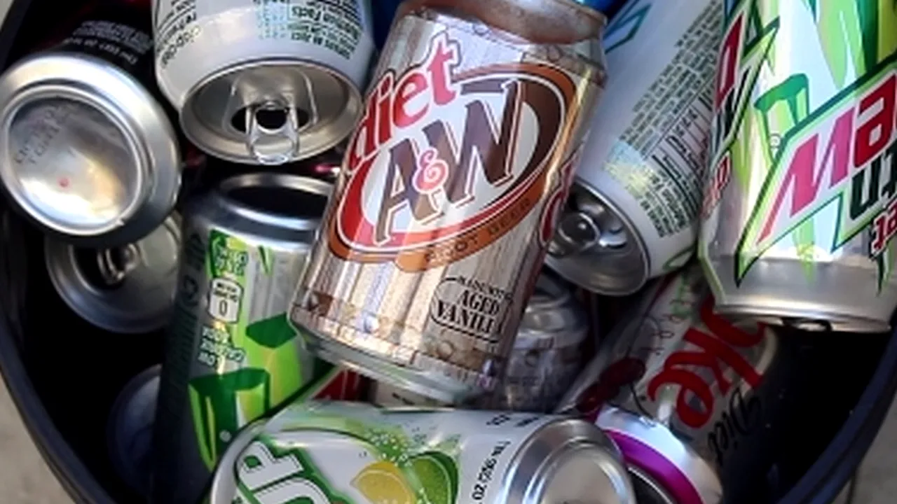 Ce face un bărbat cu dozele de aluminiu pe care alții le aruncă la gunoi