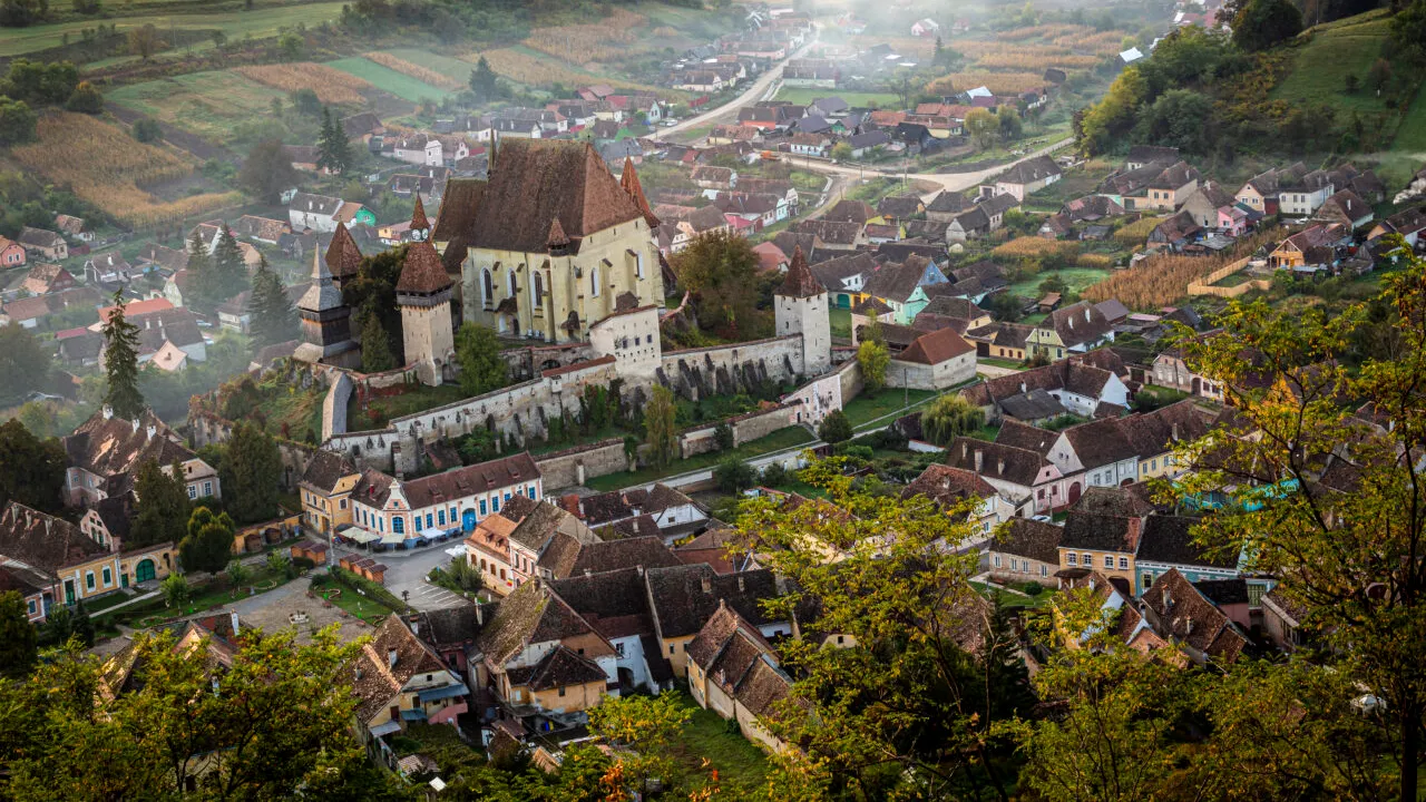Satul din România cu peisaje de basm, toamna. Se află în inima Ardealului și este inclus în Patrimoniul UNESCO