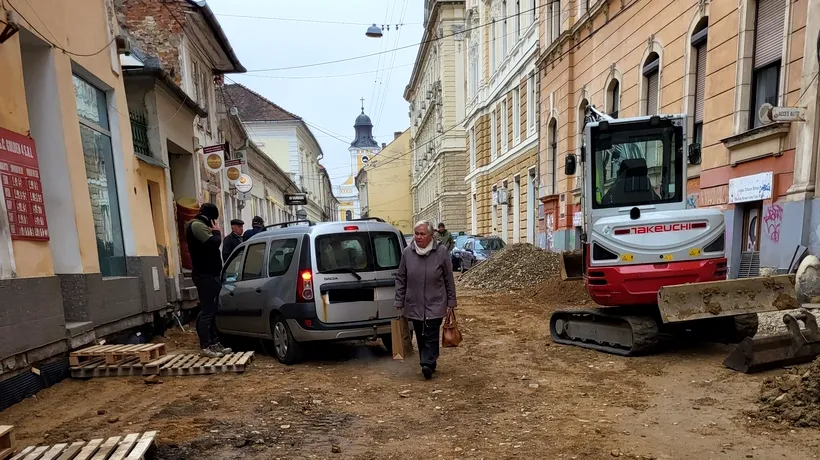 Coșmar pentru pietoni pe o stradă din centrul Clujului. „Slalom” printre muncitori, utilaje și gropi