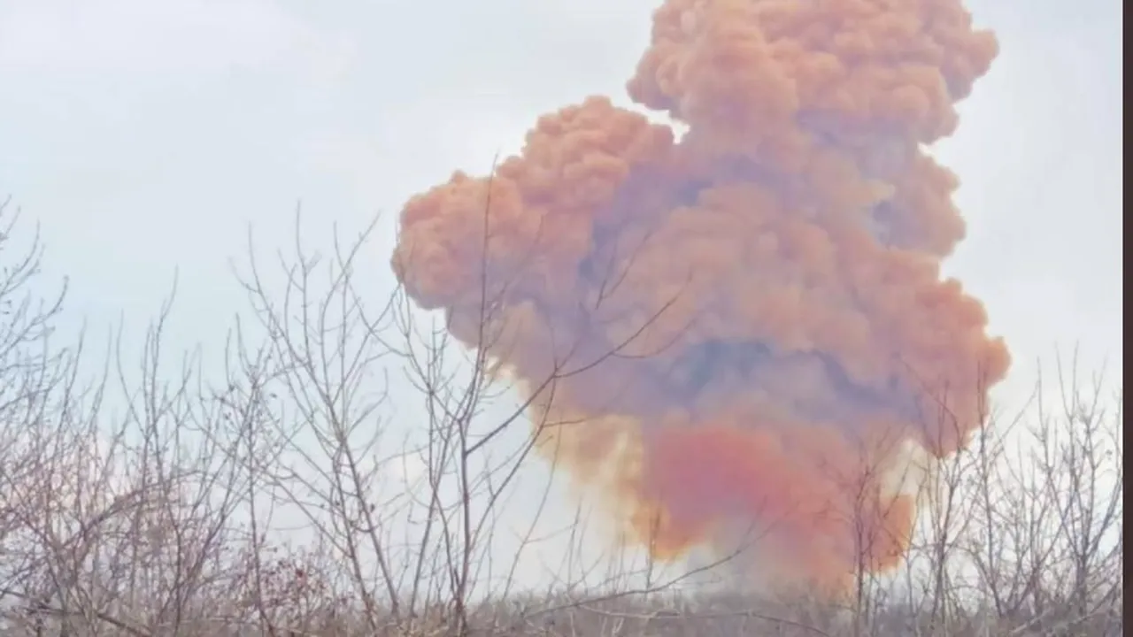 FOTO | Trupele ruse au lovit un rezervor de acid azotic în orașul Rubijne, din regiunea Lugansk. Locuitorilor li s-a cerut să-și pregătească măștile de gaze