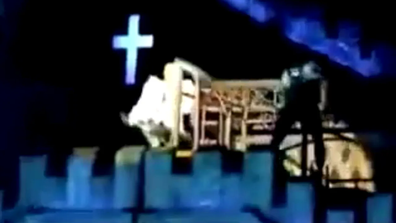 VIDEO - Lady Gaga, lovită în cap de o bară metalică în timpul unui concert