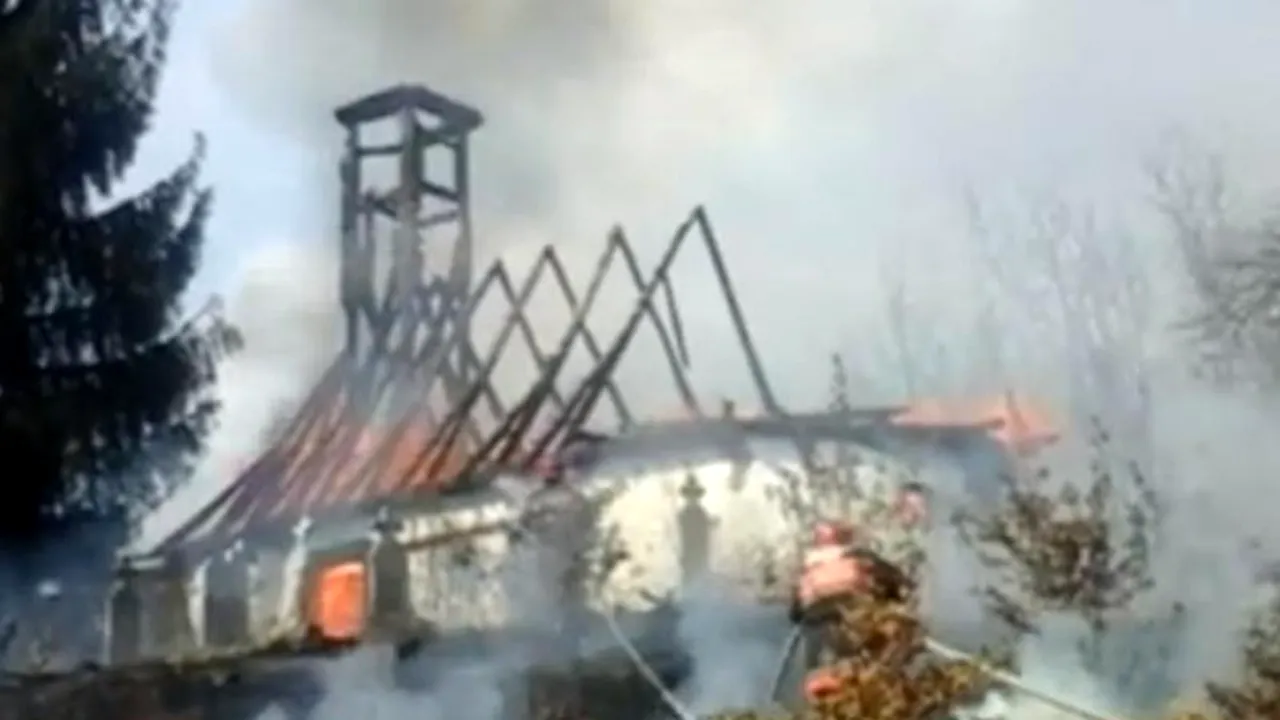 O biserică de lemn construită în urmă cu 233 de ani s-a făcut scrum în județul Timiș