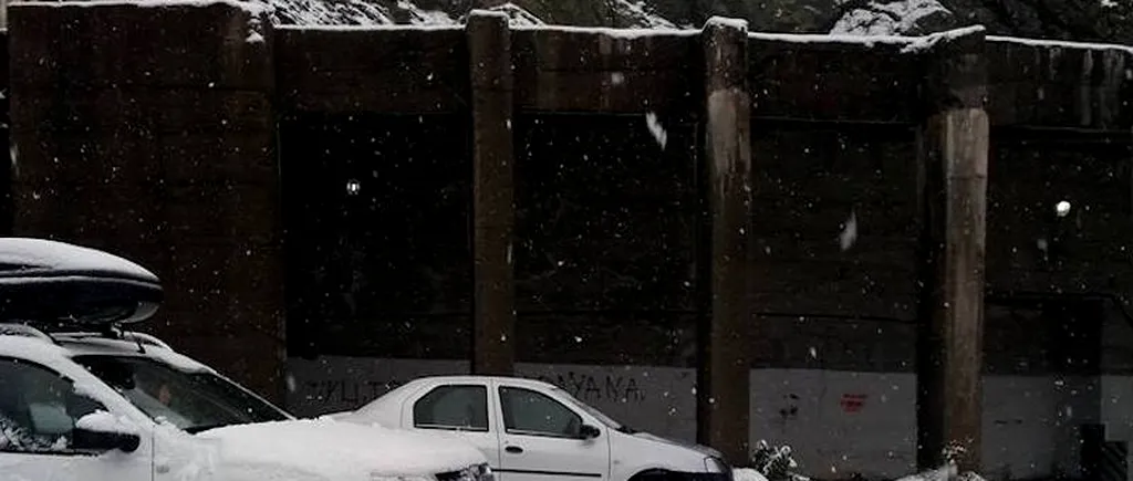Prima ninsoare din această toamnă în Munții Făgăraș. Stratul de zăpadă ajunge la 3 centimetri. Drumarii au intervenit, deja