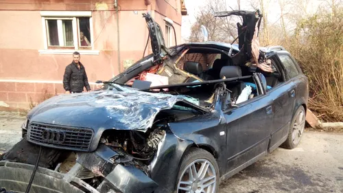 GÂNDUL LIVE. Șoferiță de 30 de ani, rănită după ce s-a răsturnat cu mașina pe un drum din Cluj