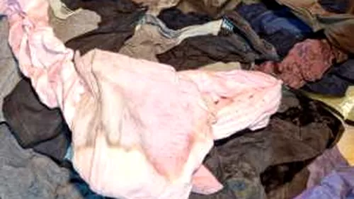 500 de tone de haine murdare și mucegăite importate din Canada, găsite de polițiști în cel mai mare depozit din țară