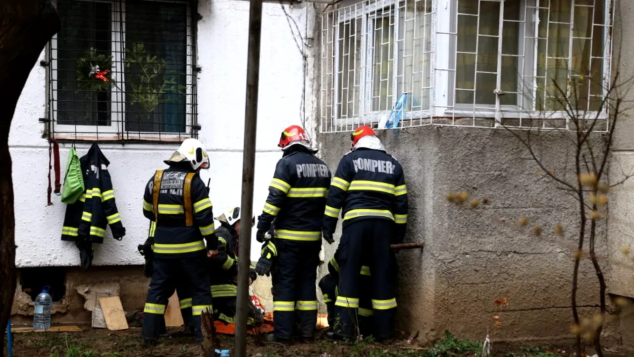 O femeie a murit, după ce a căzut de la etajul 4 al unui bloc din Ploiești. Polițiștii vor stabili dacă a fost un accident sau o sinucidere