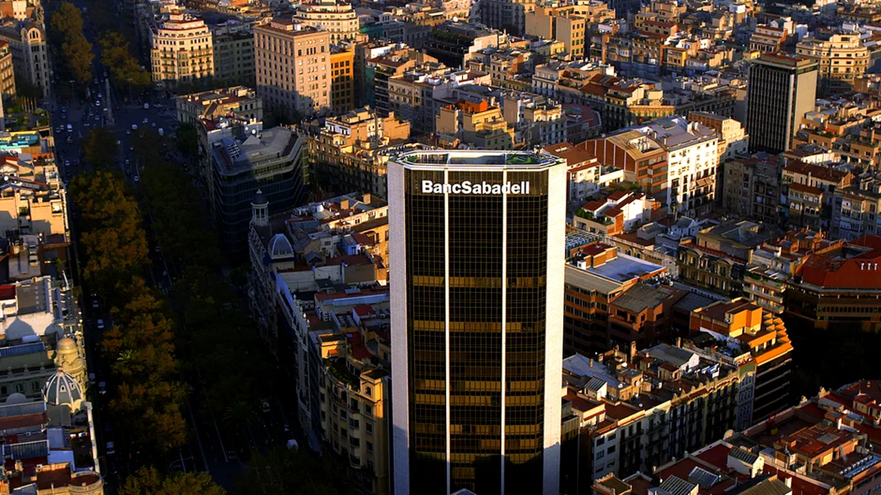 Două mari bănci spaniole își mută domiciliul fiscal din Catalonia. Ce se va întâmpla cu miile de angajați