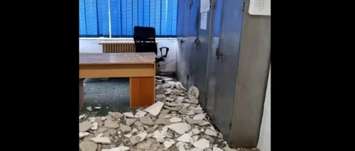 FOTO | Tavanul biroului de la Investigații criminale din Pucioasa s-a prăbușit. „Vom fi nevoiți să intrăm în serviciu echipați cu căști de protecție”