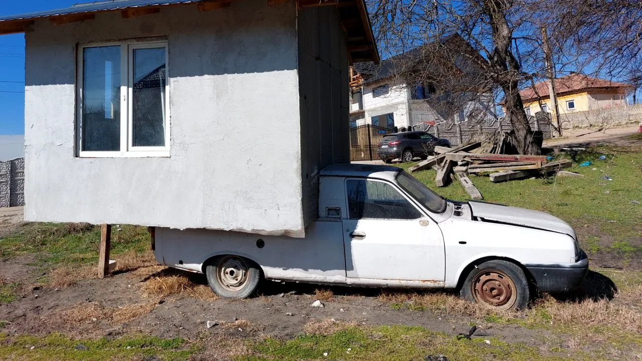 FOTO | Și-au făcut iarna car! De frica hoților, oltenii au inventat casa pe roți pentru paza recoltelor