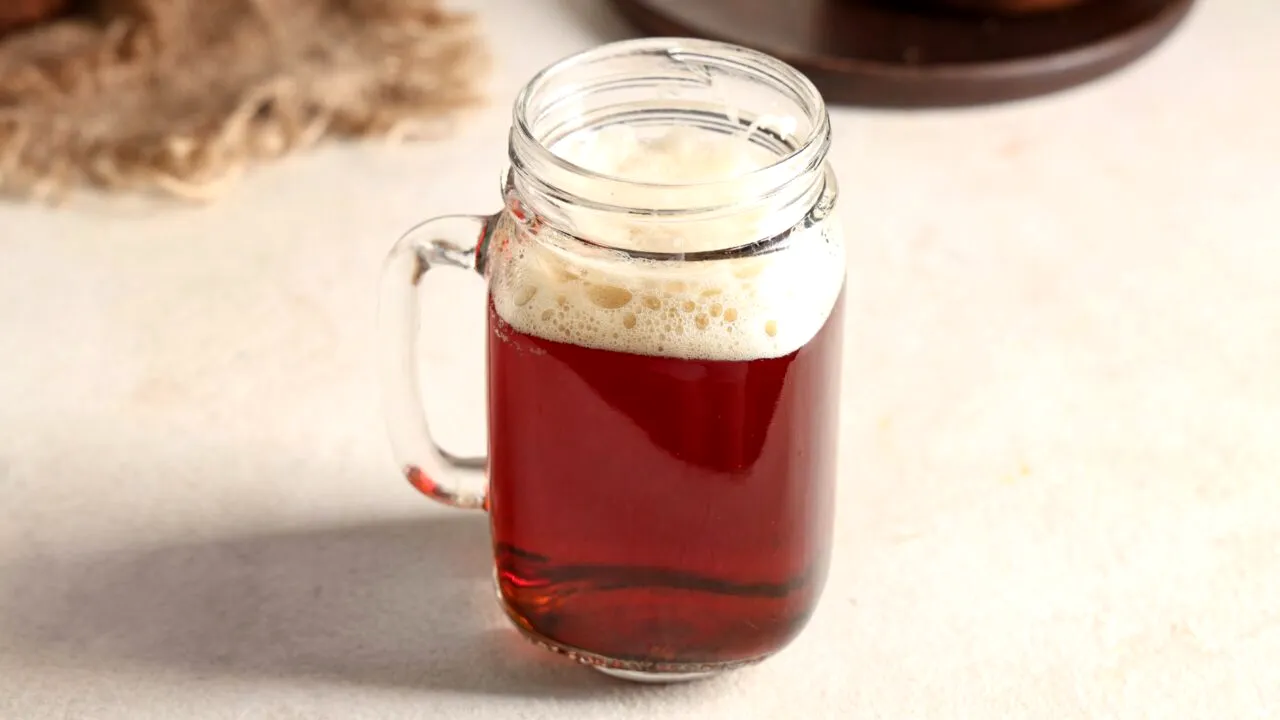 Băutura tradițională fermentată natural care a redevenit populară. Este considerată un remediu naturist și poate fi savurată vara