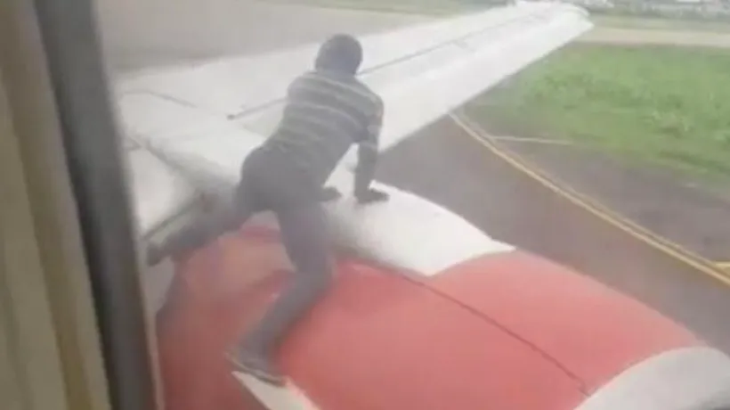 Momentul în care un bărbat se cățără pe aripa unui avion în timpul decolării. Cum au reacționat pasagerii | VIDEO
