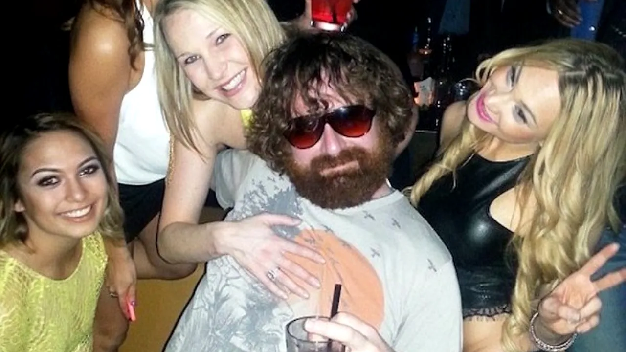 Câștigă 250.000 de dolari pe an distrându-se în cluburi cu străini. Cine este sosia lui Alan din 