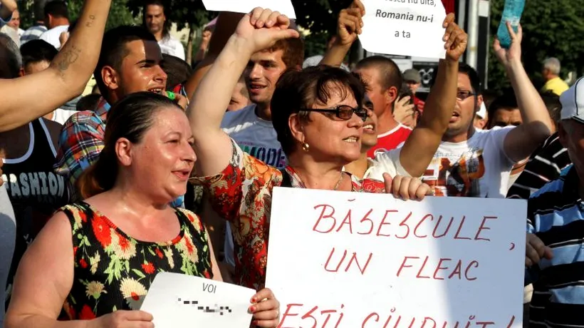 Aproximativ 150 de persoane au scandat lozinci împotriva lui Traian Băsescu, la Craiova