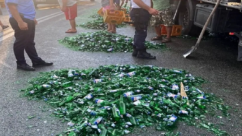 FOTO | Un camion plin cu sticle de bere s-a răsturnat pe DN65, în judeţul Olt. Reacția genială a unui internaut