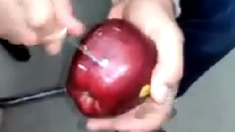 Un român și-a cumpărat un măr din Carrefour și s-a filmat în timp ce îl decojea. Motivul pentru care clipul a devenit VIRAL