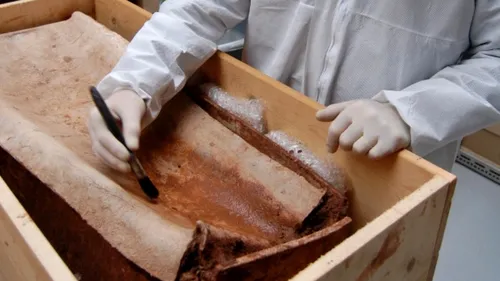 Descoperire importantă a arheologilor britanici. Ce au găsit într-un sicriu vechi de aproape 1.700 de ani